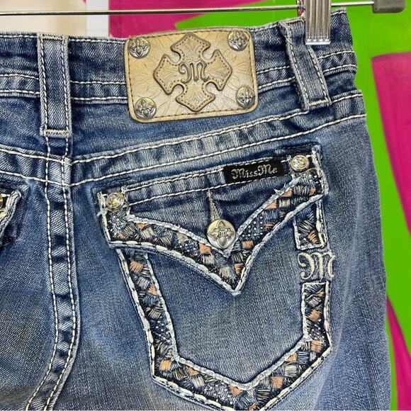 Miss Me, Signature Cuffed Capris. Size 27. In excellent condition! - Picture 5 of 9